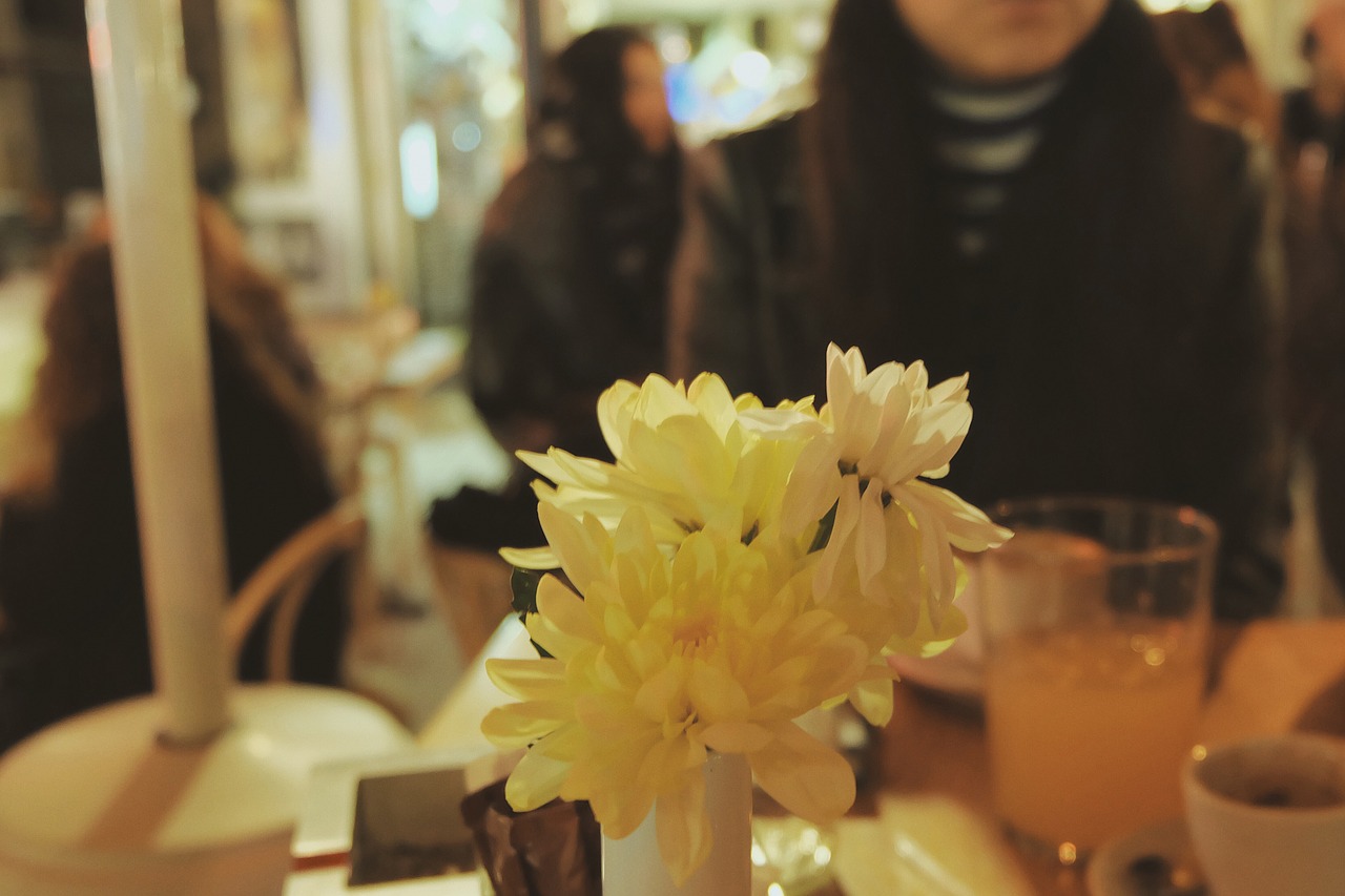 restaurant table flowers free photo