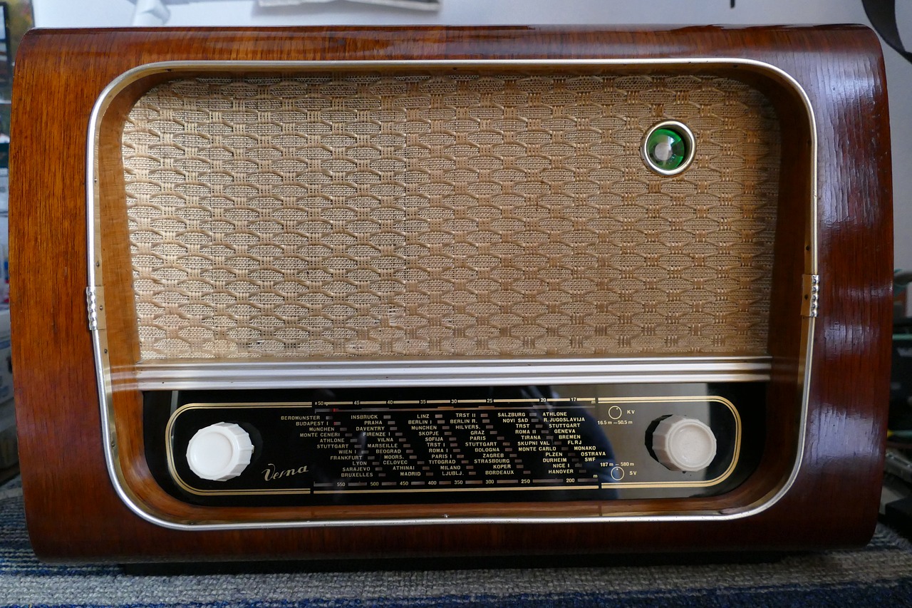 Сайт старое радио. Старый радиоприемник. Ретро радиоприемник. Радиоприемник в стиле ретро. Винтажный приемник.