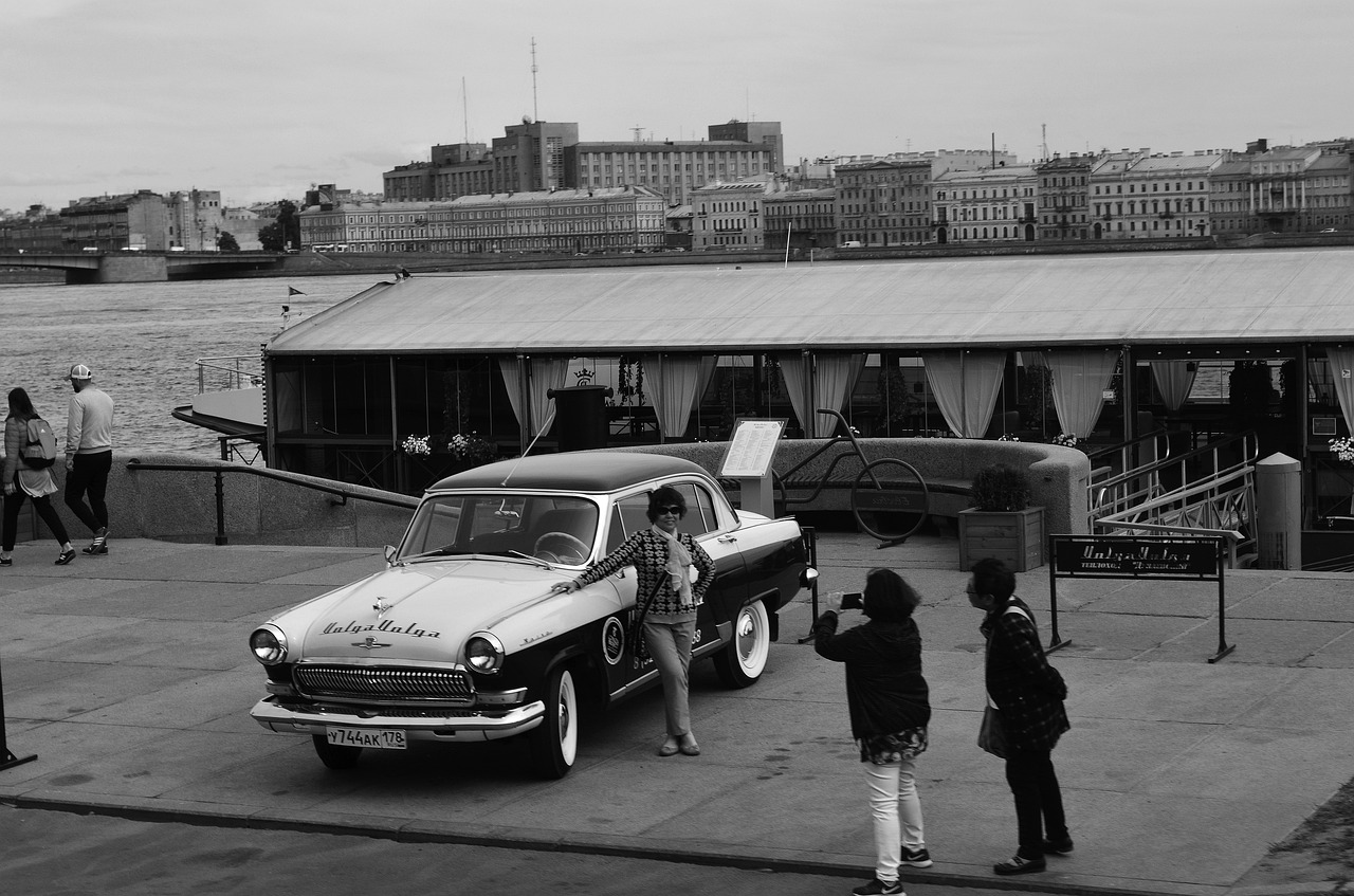 retro  tourists  car free photo