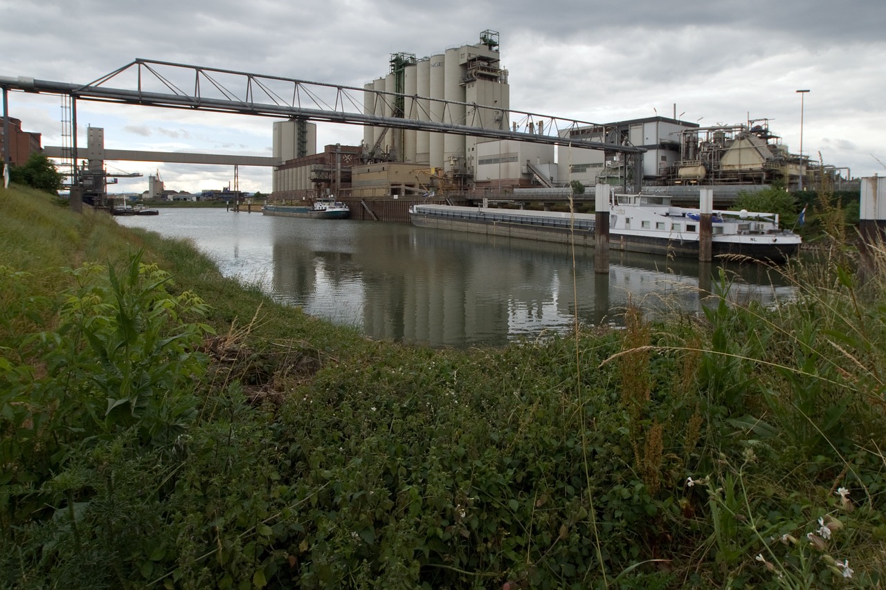 Industrial river. Река Рейн промышленность. Маннхайм промышленность. Стар Рейн. Промышленность на реке rkapmvf.