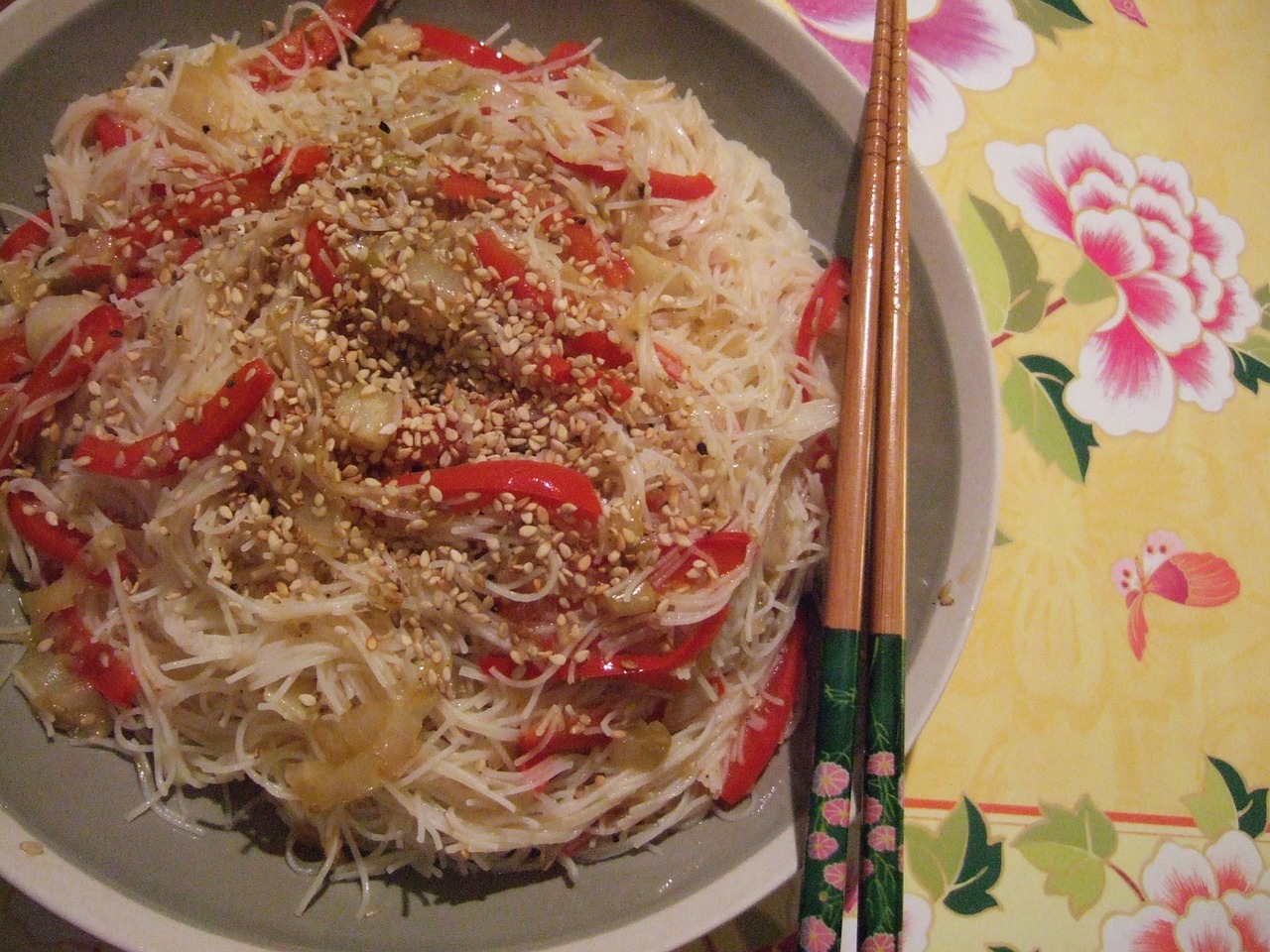 rice noodles peppers sesame free photo