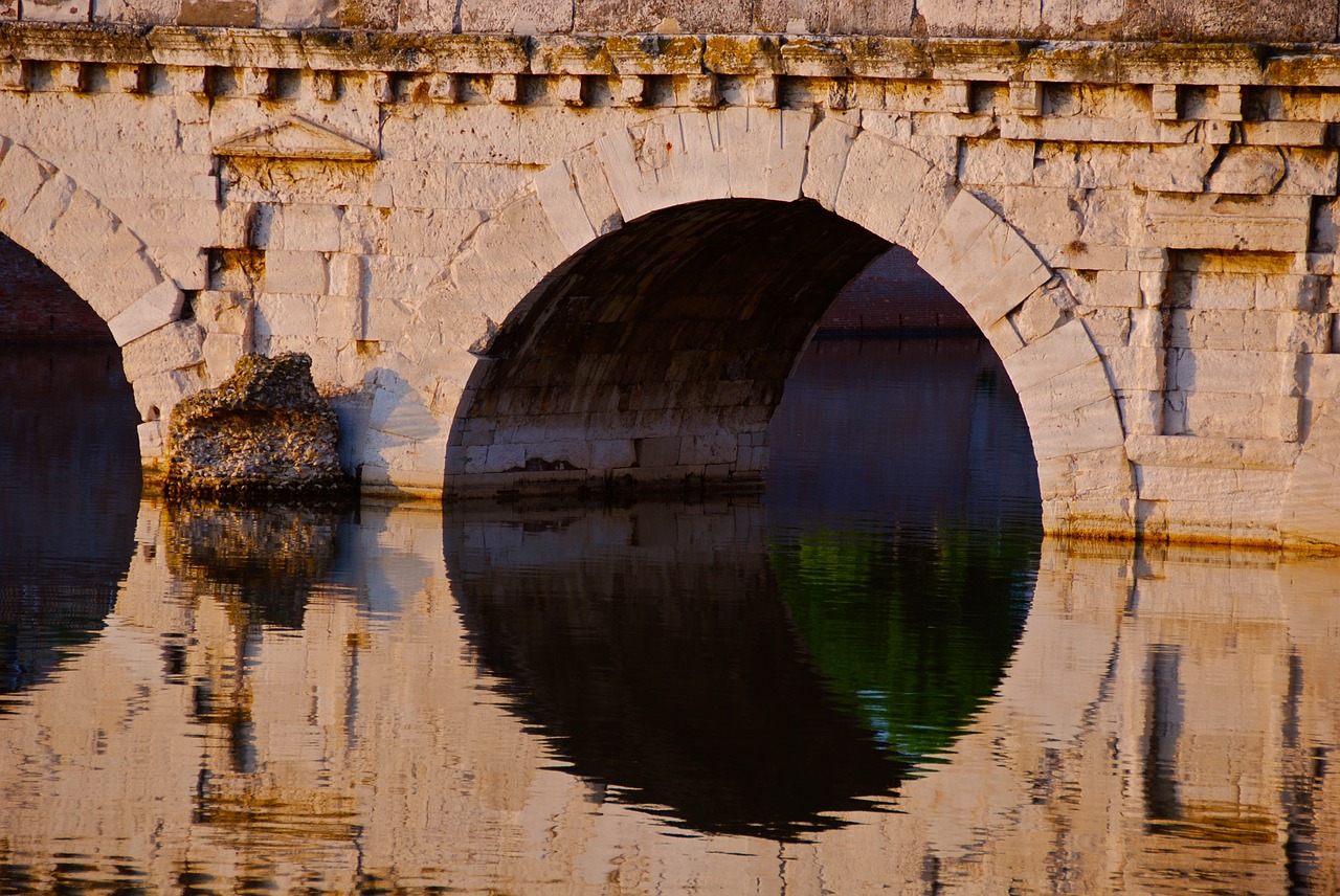 Италия каменный мост. Каменный мост виадук в Италии. Мост Тиберия Римини. Мосты в древнем Риме. Римский арочный мост.
