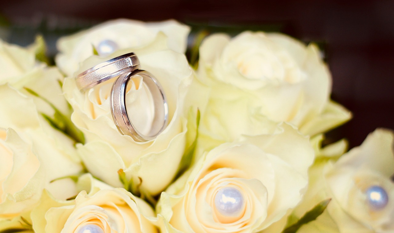 ring  wedding  roses free photo