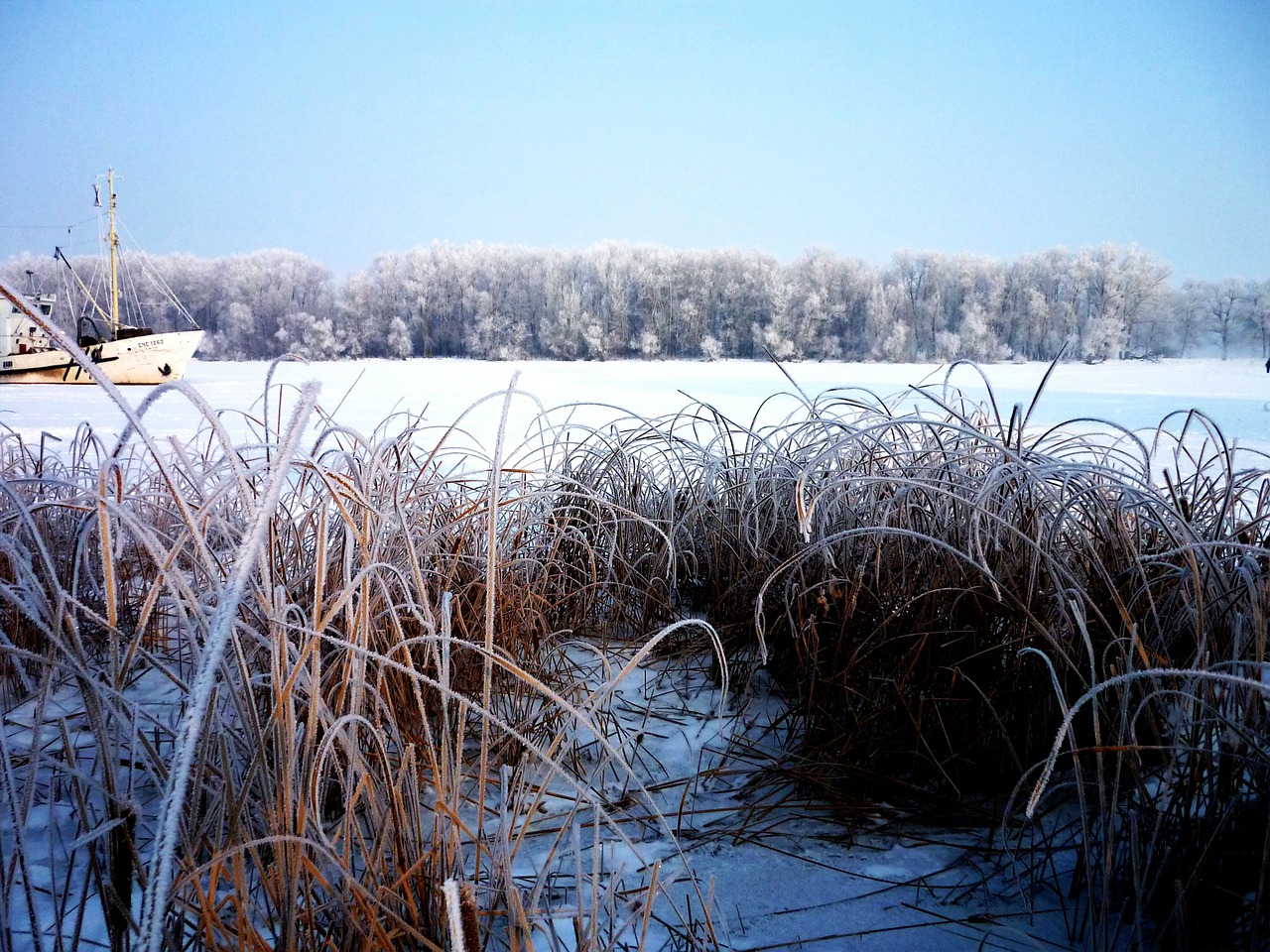 river in winter the islet free photo