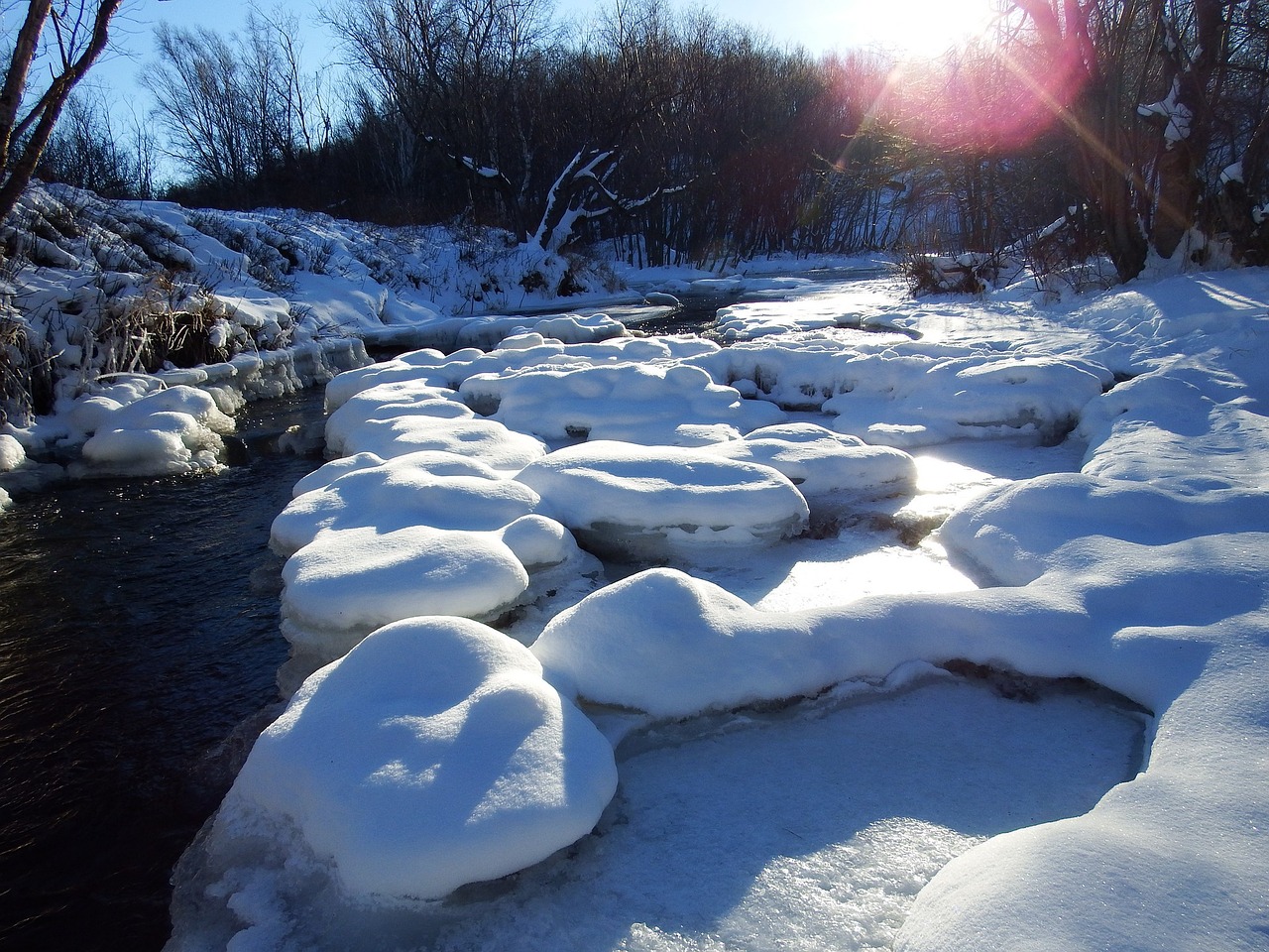 Иней на речке на камнях. Таяние снегов Урай. Water to freezing HD. Back river