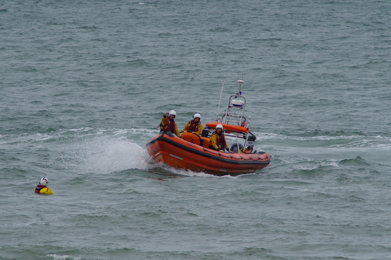rnli lifeboat rescue free photo