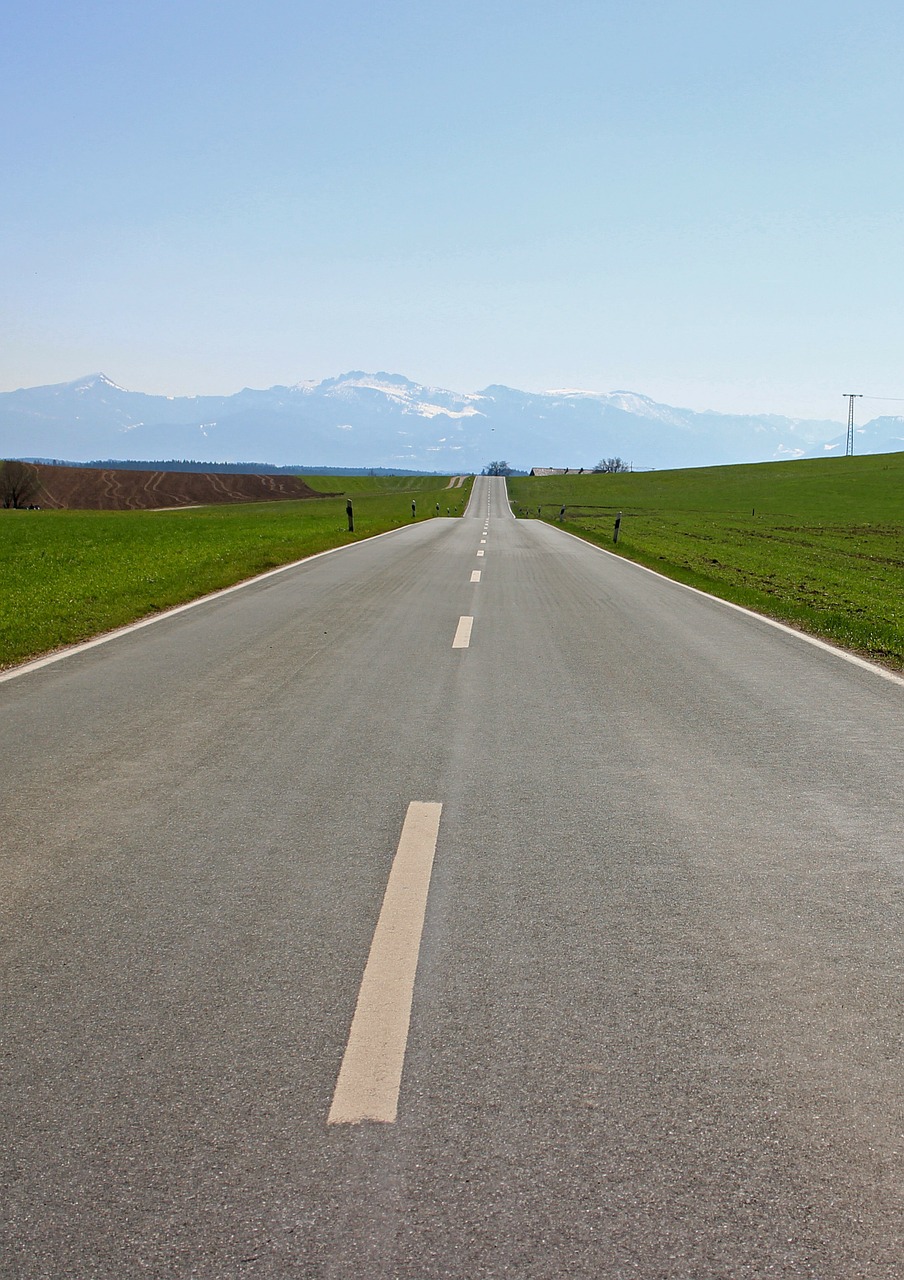 road distant foresight free photo