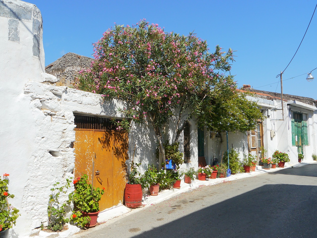 road homes crete free photo