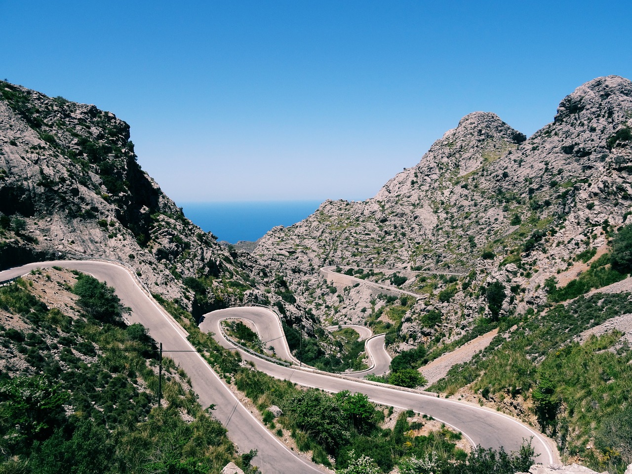 road winding mountains free photo