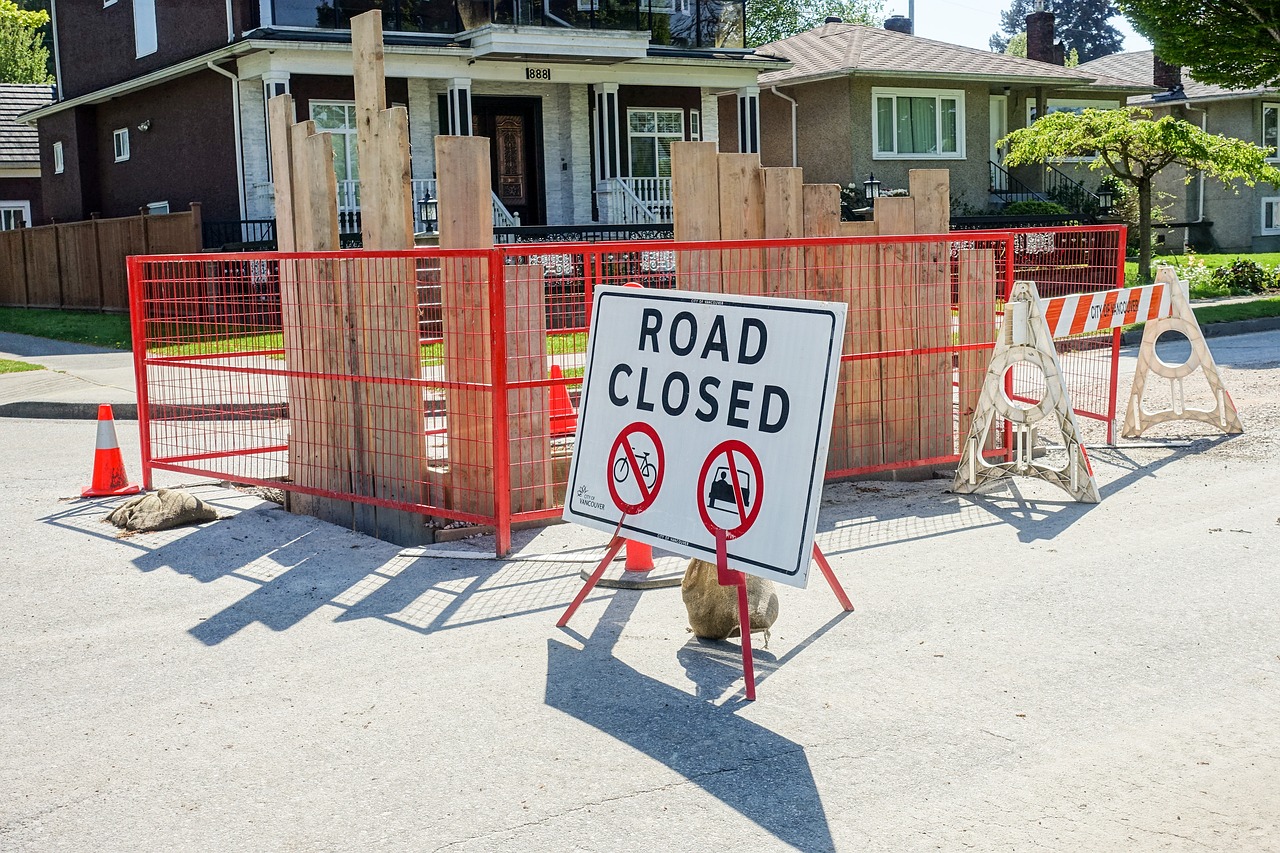 road sign  under construction  construction free photo