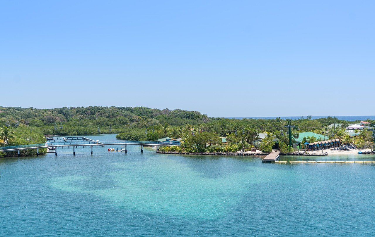 roatan  aerial view  bridge free photo