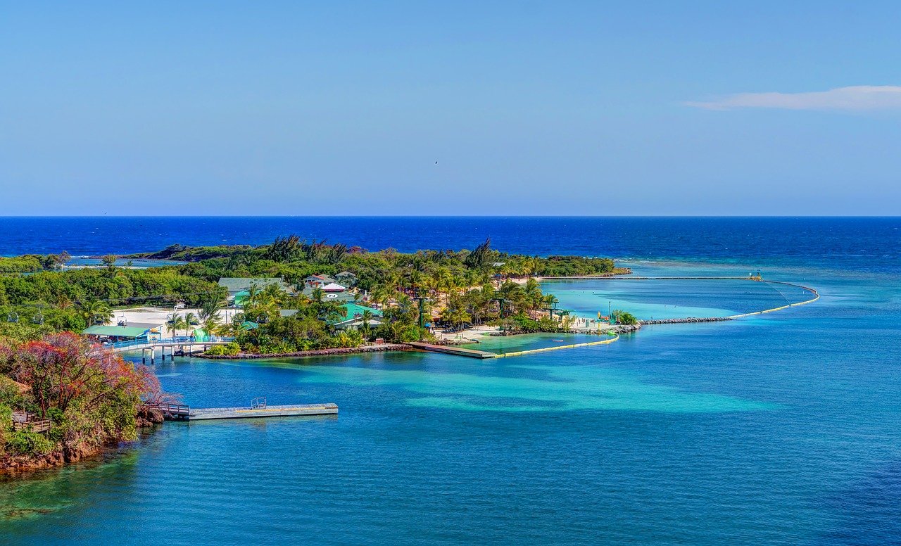 roatan  aerial view  caribbean free photo