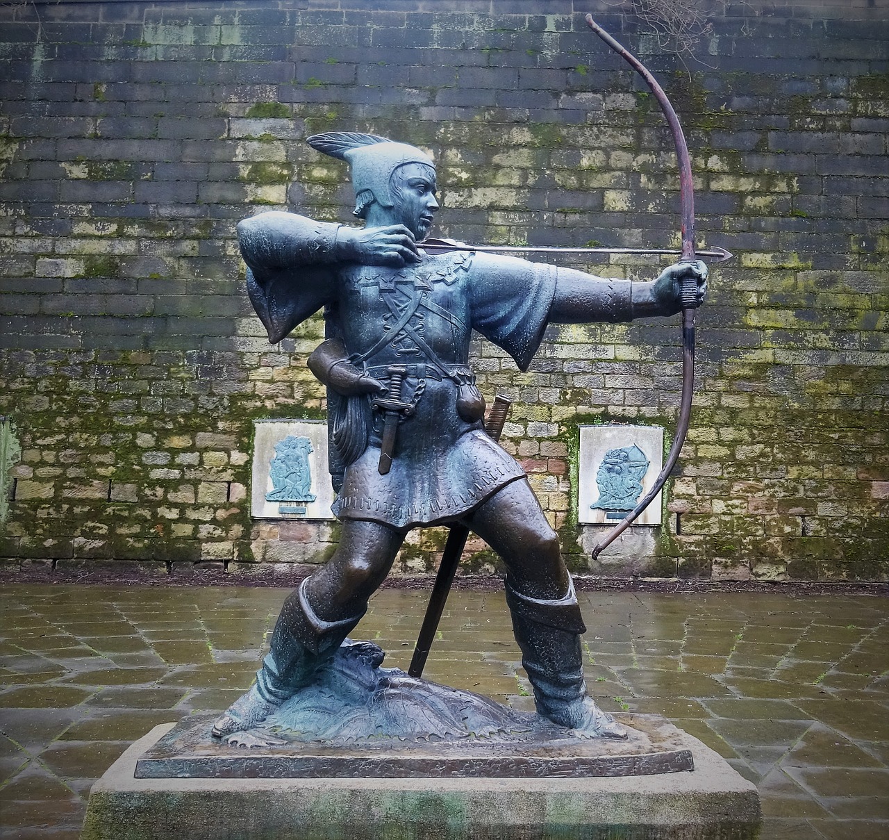 robin hood  bow and arrow  nottingham castle free photo