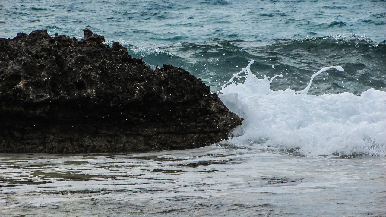 rock wave smashing free photo