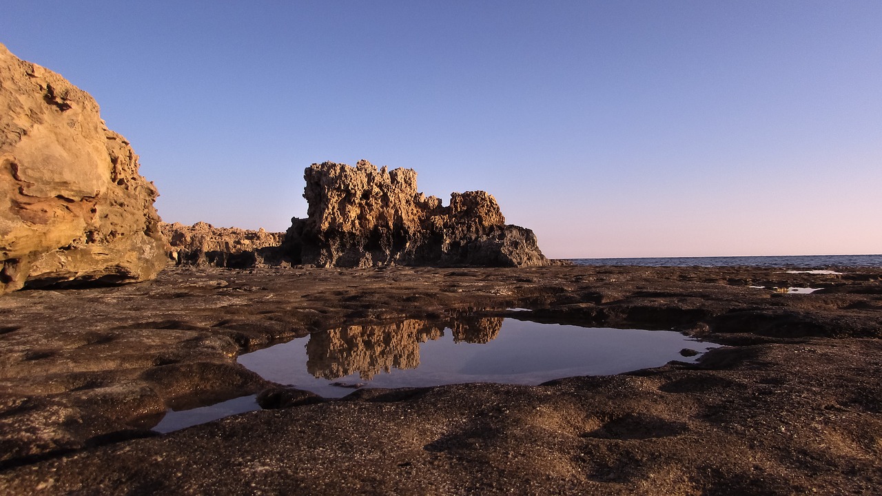 rock water reflection free photo