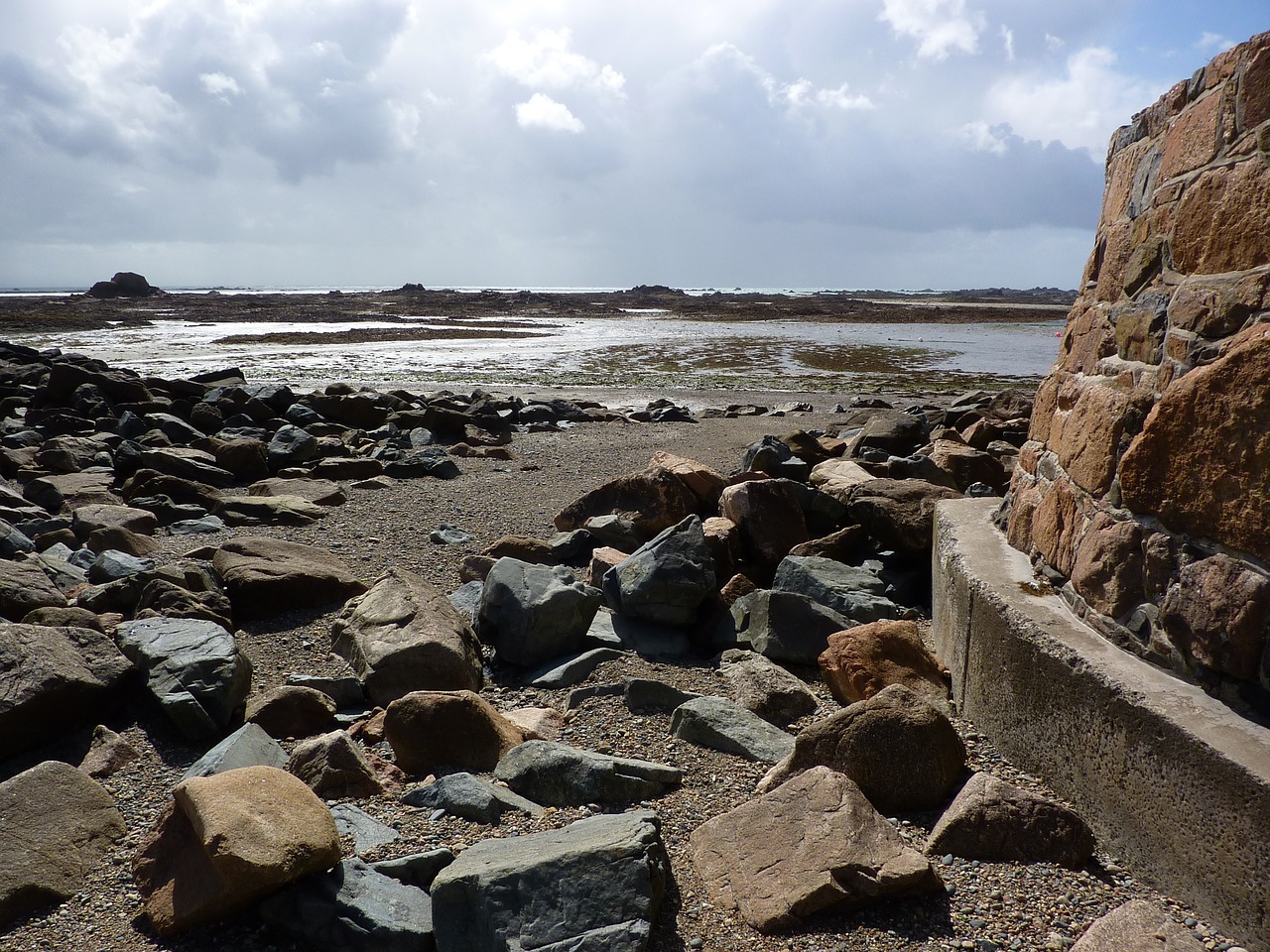 rocky water scenery free photo