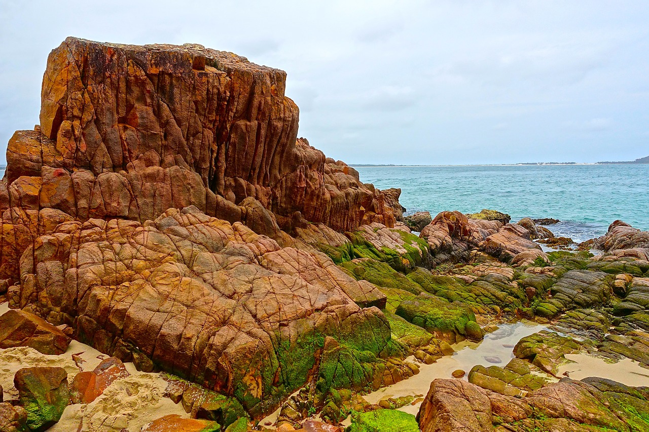 rocky outcrop red free photo