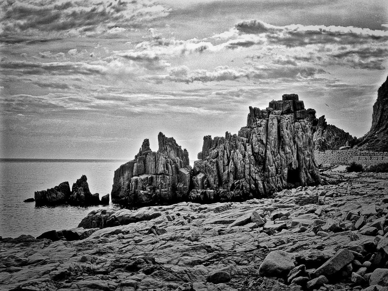 Black cliffs. Пейзаж море. Скалистый остров. Скалистый Горизонт. Скалы черно белые.