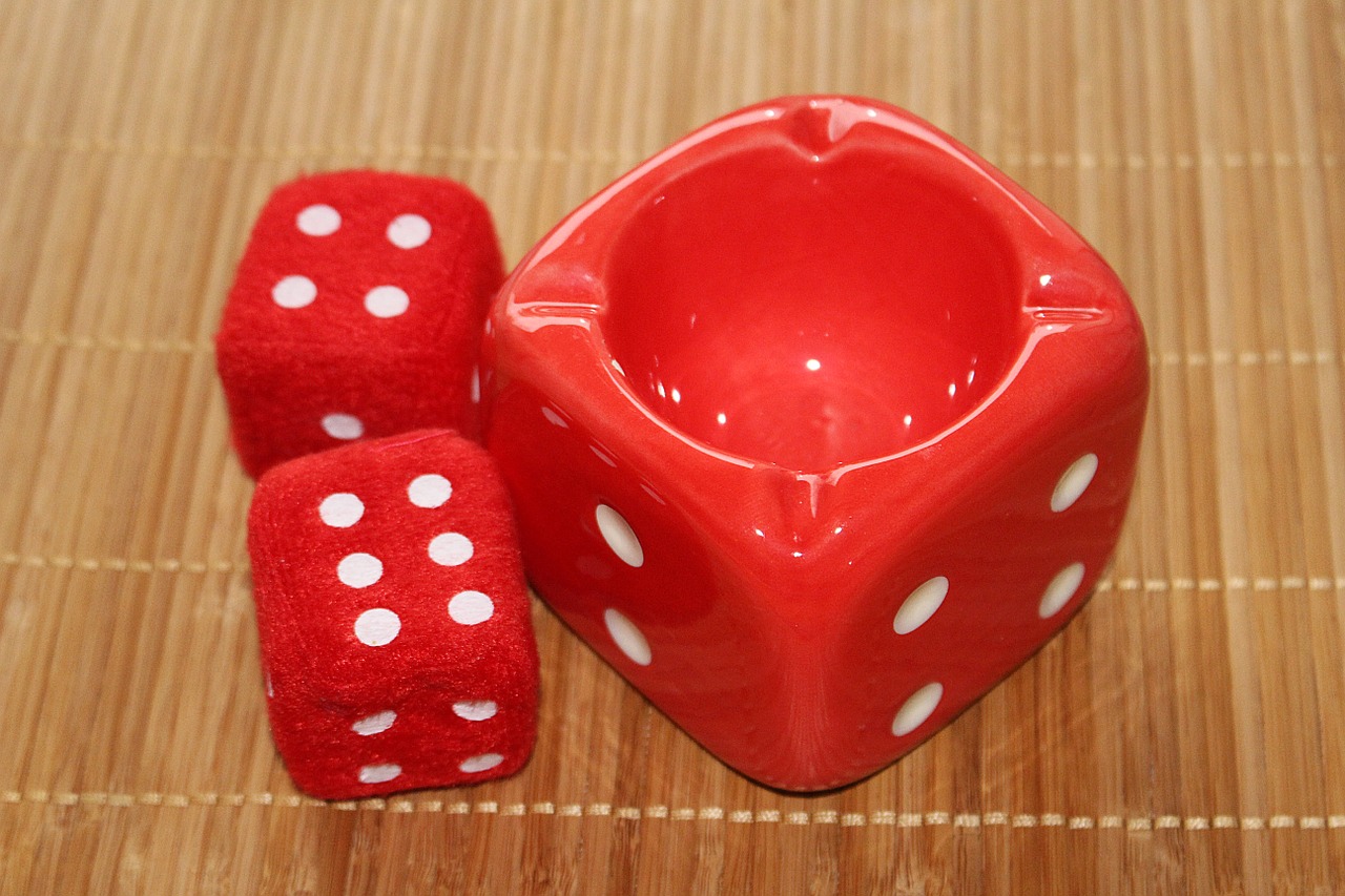 roll the dice ashtray red free photo