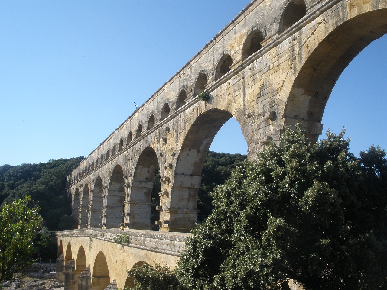 roman aqueduct aqueduct archaeology free photo