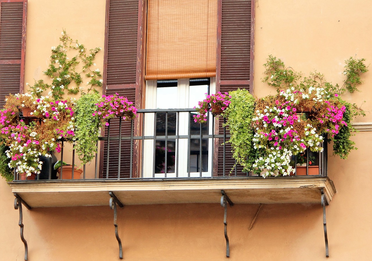 romantic facade balcony free photo