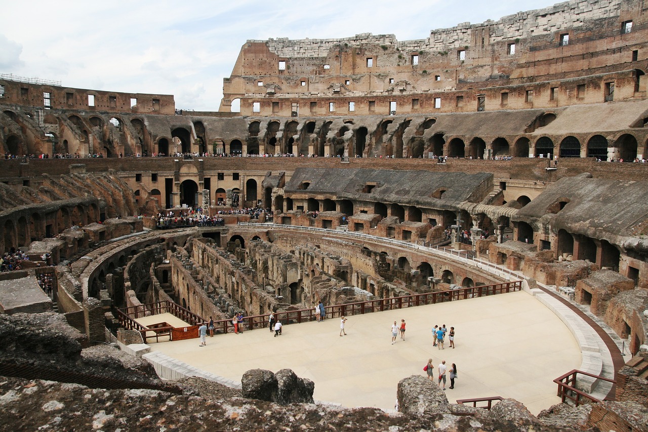 Колизей какого года. Колизей в древнем Риме. Амфитеатр в древнем Риме. Колизей внутри в древнем Риме. Рим Колизей Арена.