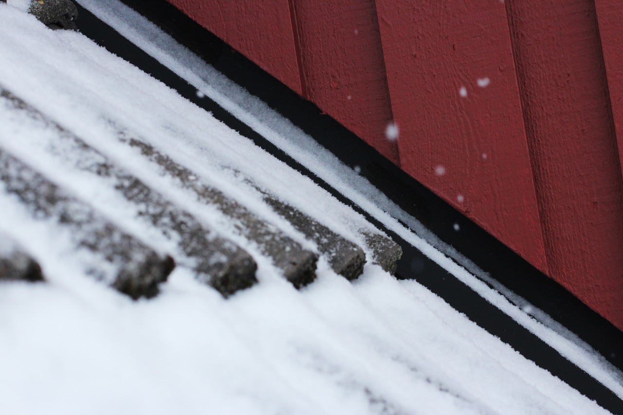 roof winter snow free photo