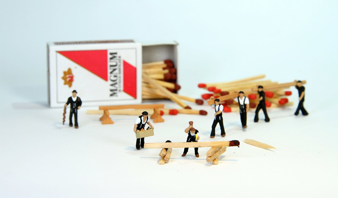 roofers  wood  miniature figures free photo