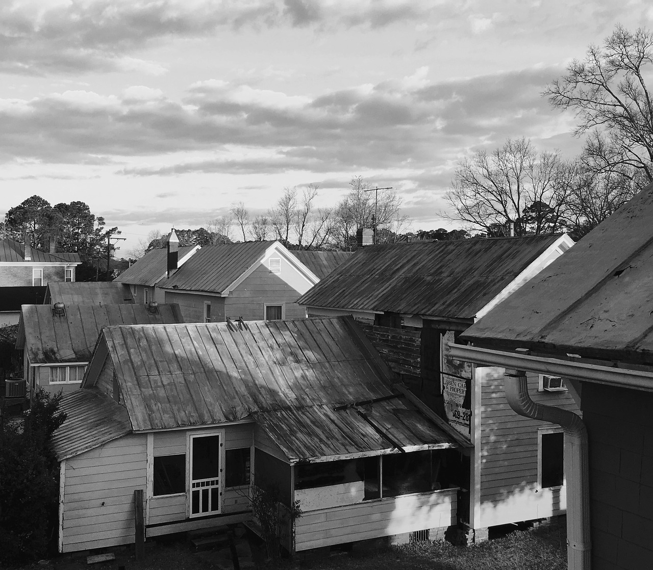 rooflines black and white sky free photo