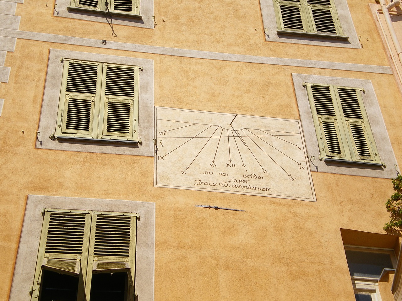 roquebrune facade sundial free photo