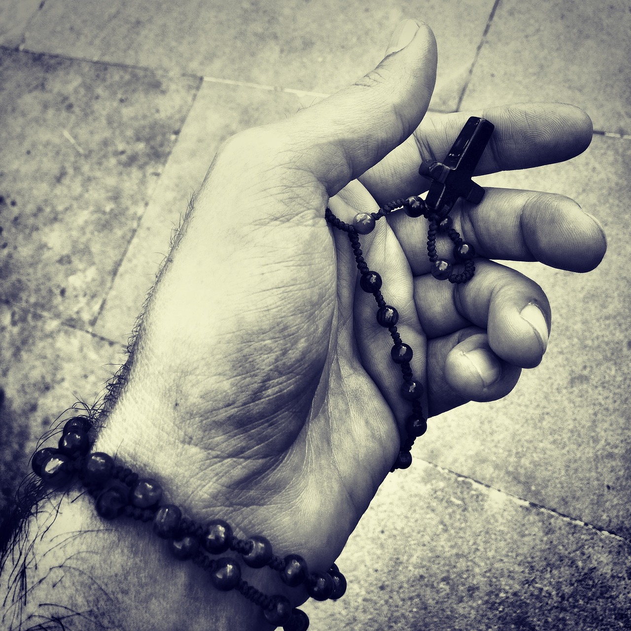 rosary praying hand black and white free photo