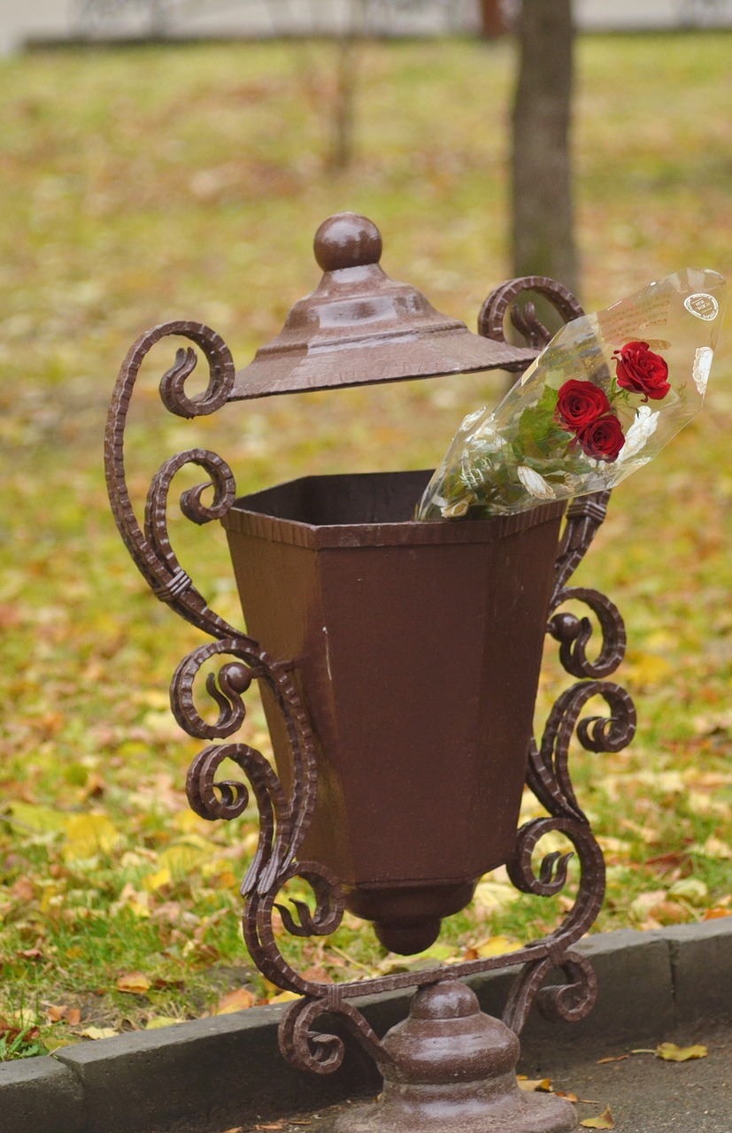 roses flowers flowers in an urn free photo