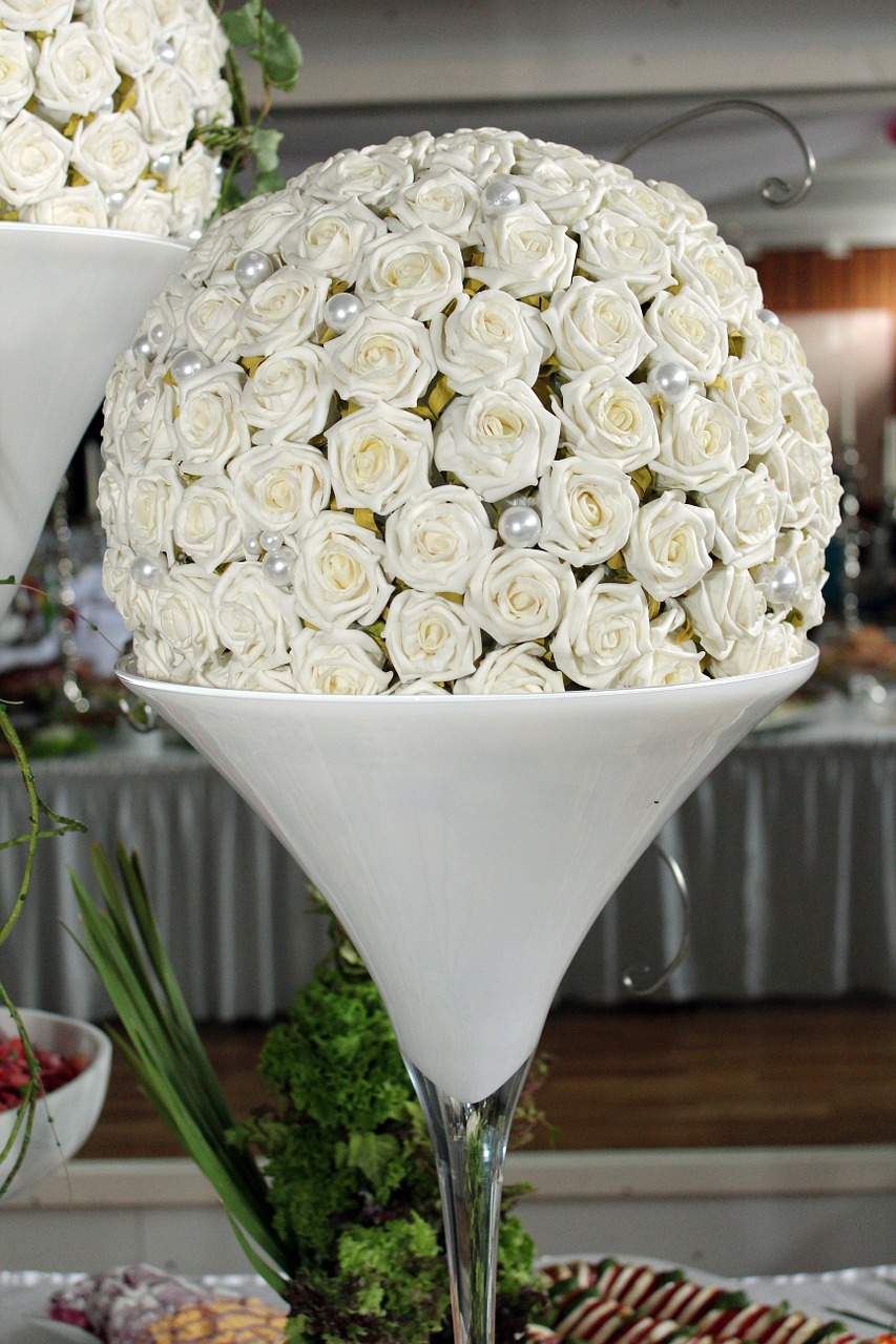 roses white table decoration free photo