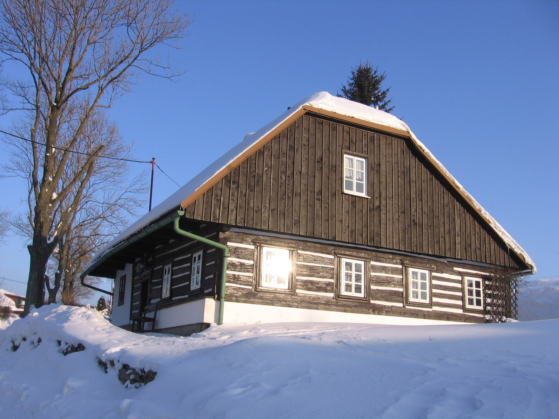 chalet cottage snow free photo
