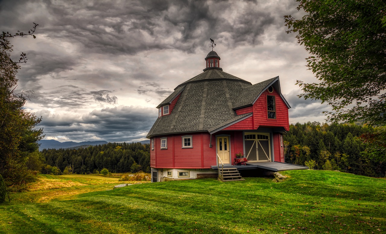 round barn  guesthouse  sky free photo