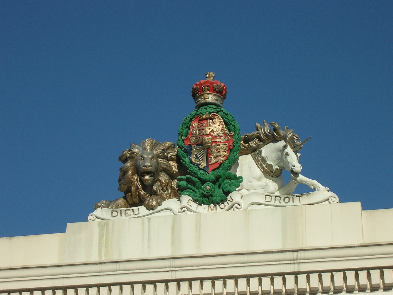 royal emblem figurine free photo