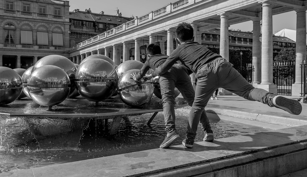 royal palace  fountain  boys free photo