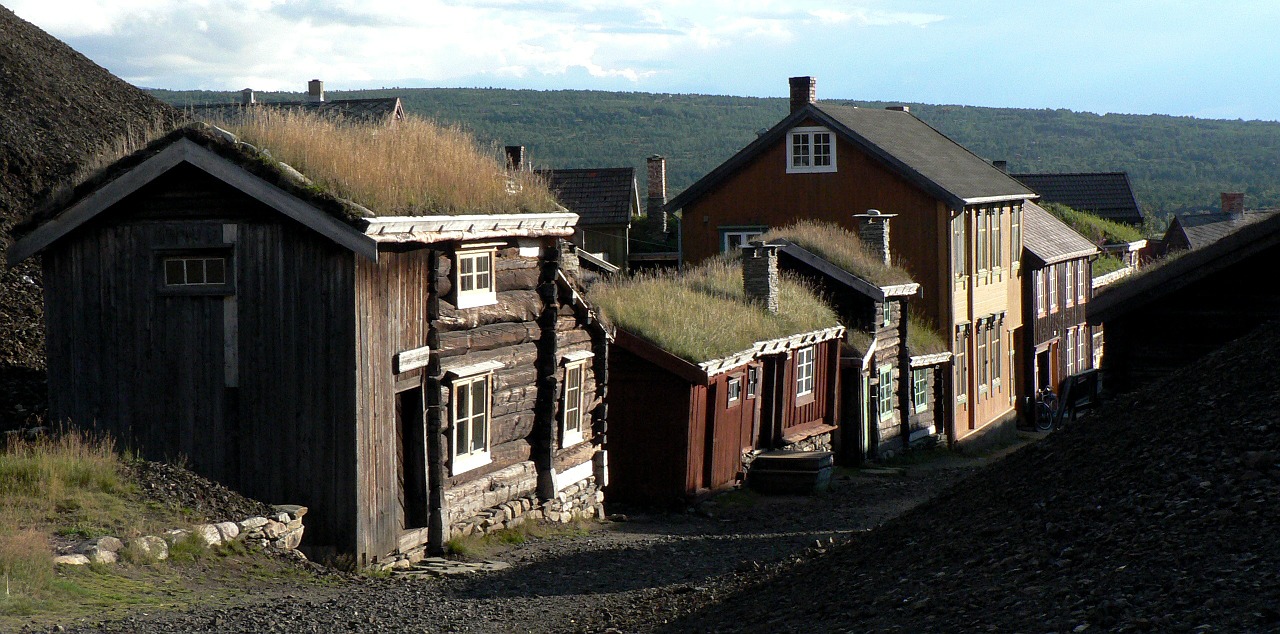 røros street old houses free photo