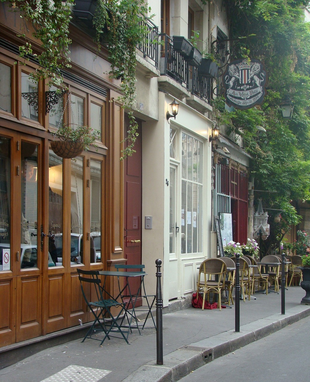 rue chanoinesse paris france free photo