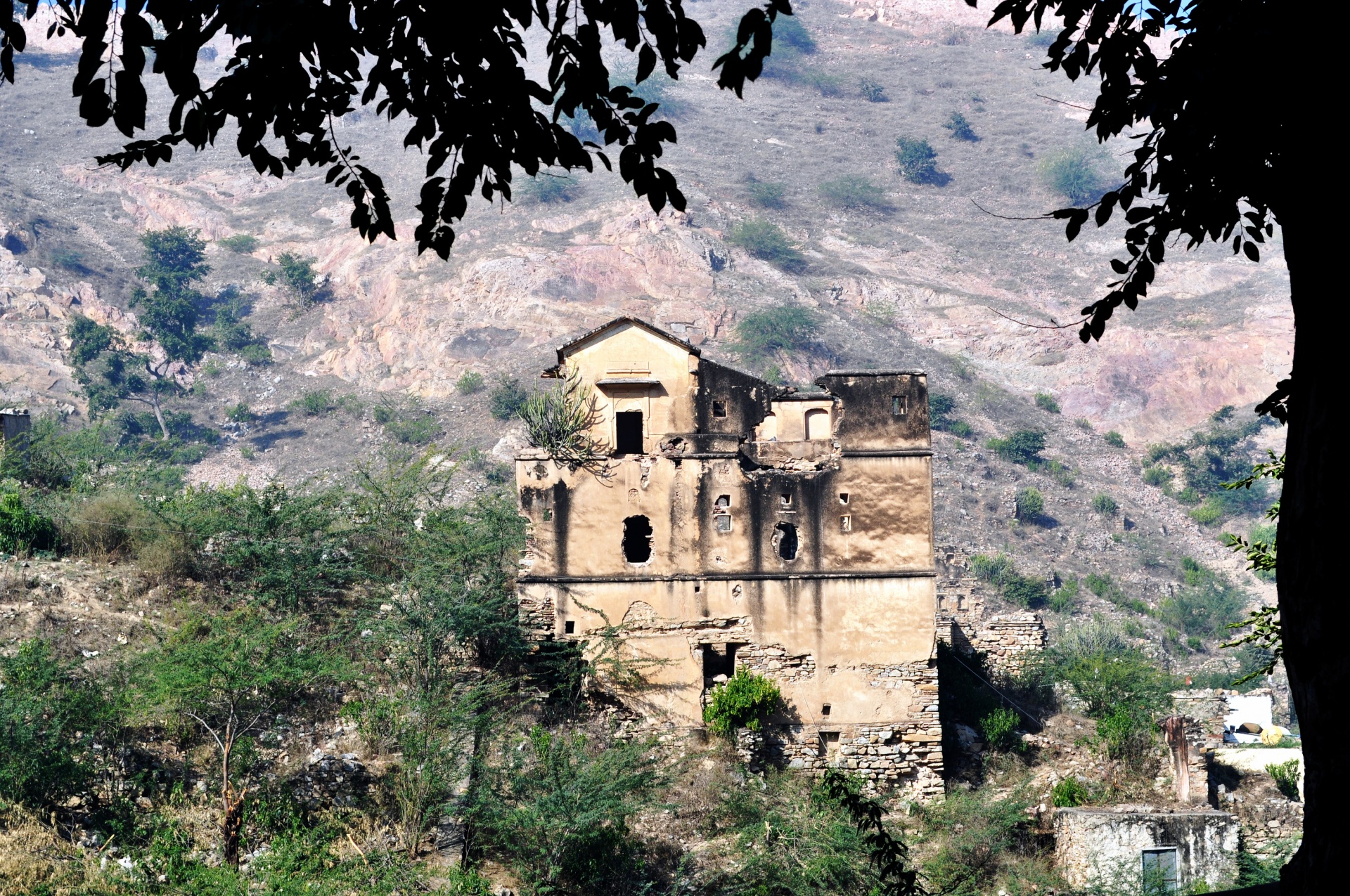 residence building ruins free photo