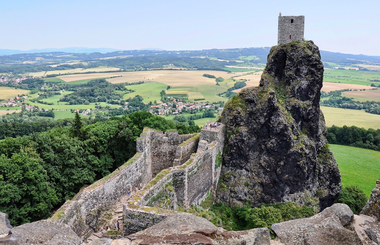 ruins sights trosky castle free photo