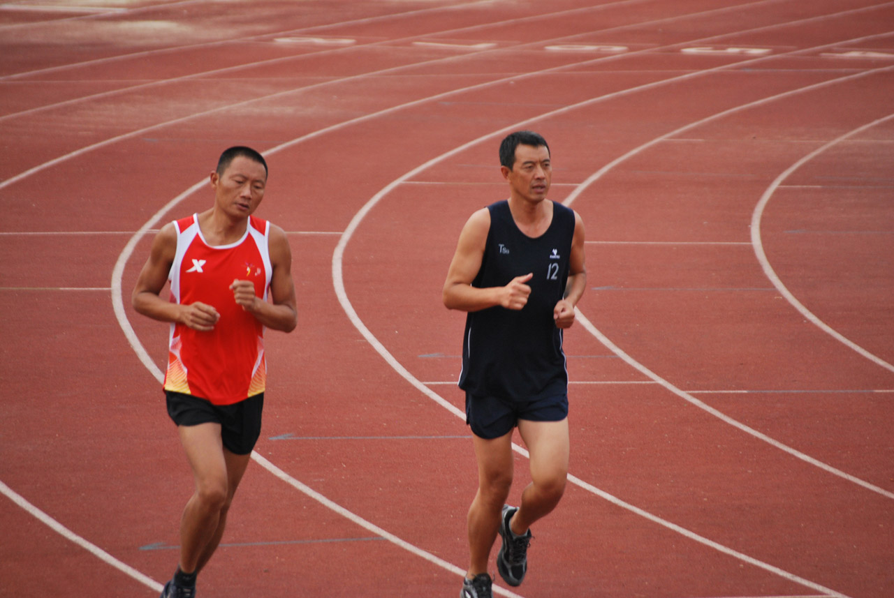 Lining running 5. Профессиональные бегуны мужчины. Группа бегуны. Беговая тренировка на улице. Run Athletics.