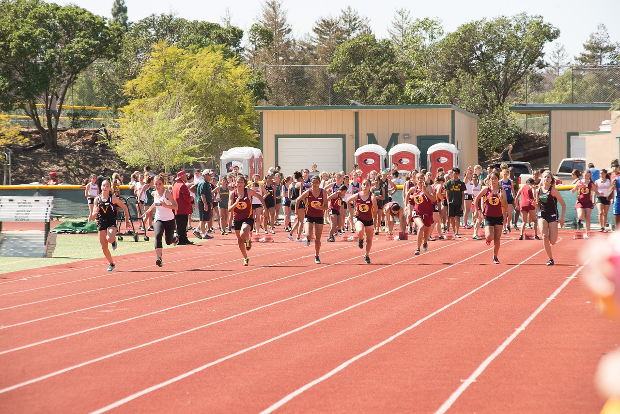 running girls track free photo