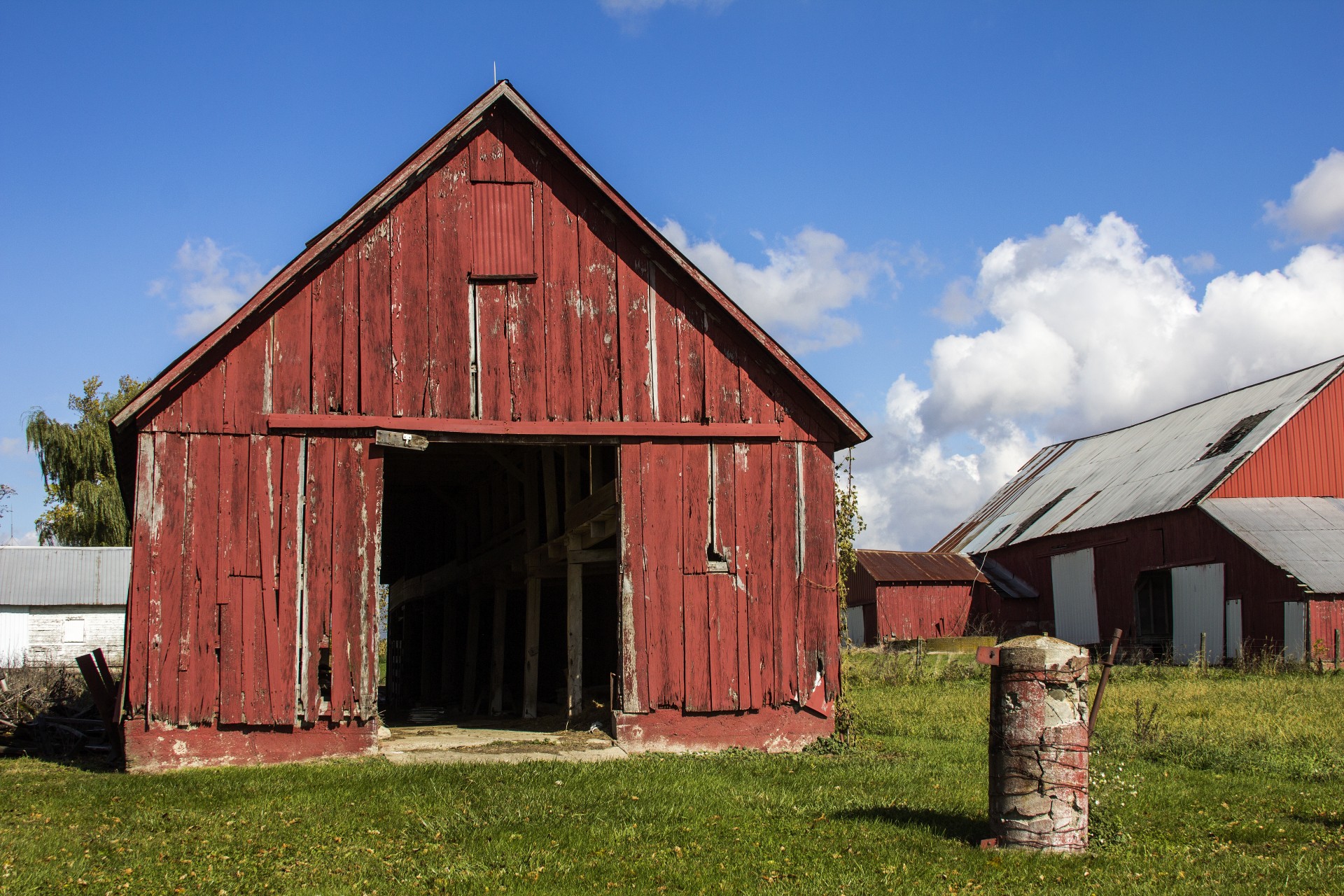 farm scene blue sky free photo