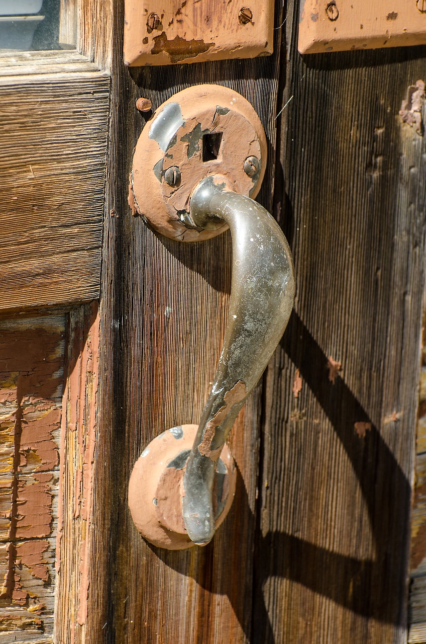 rustic door handle old door handle rusty free photo