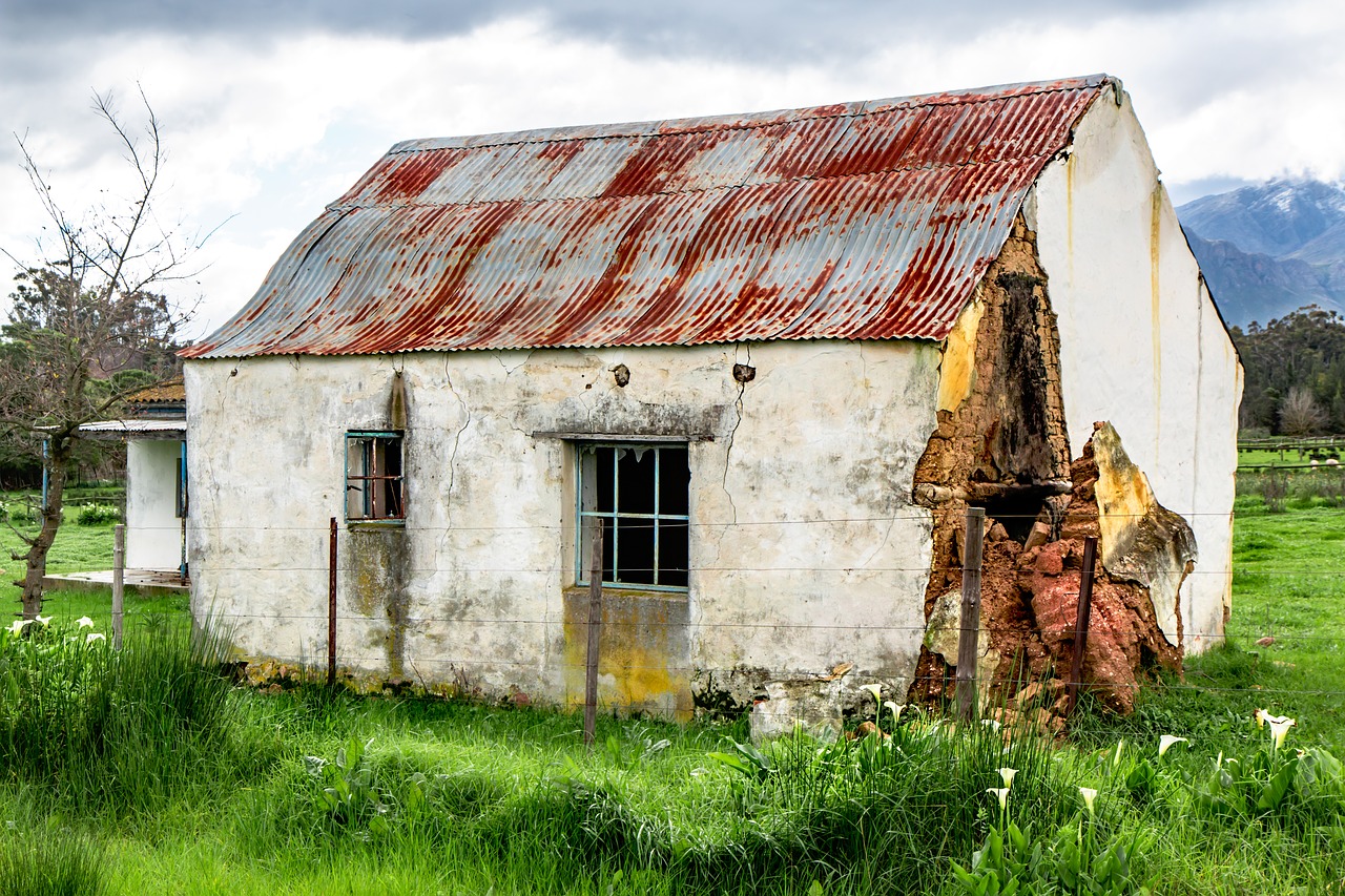 rustic house  country house  derelict building free photo