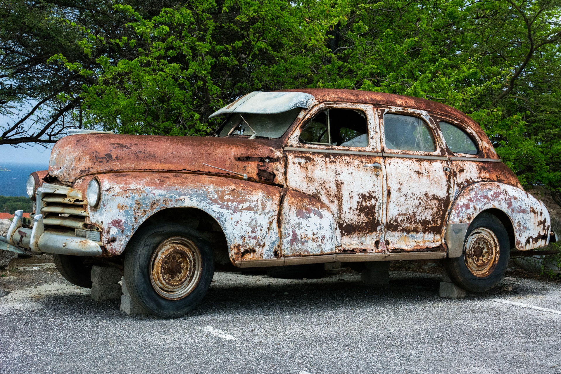 rusty vintage car free photo