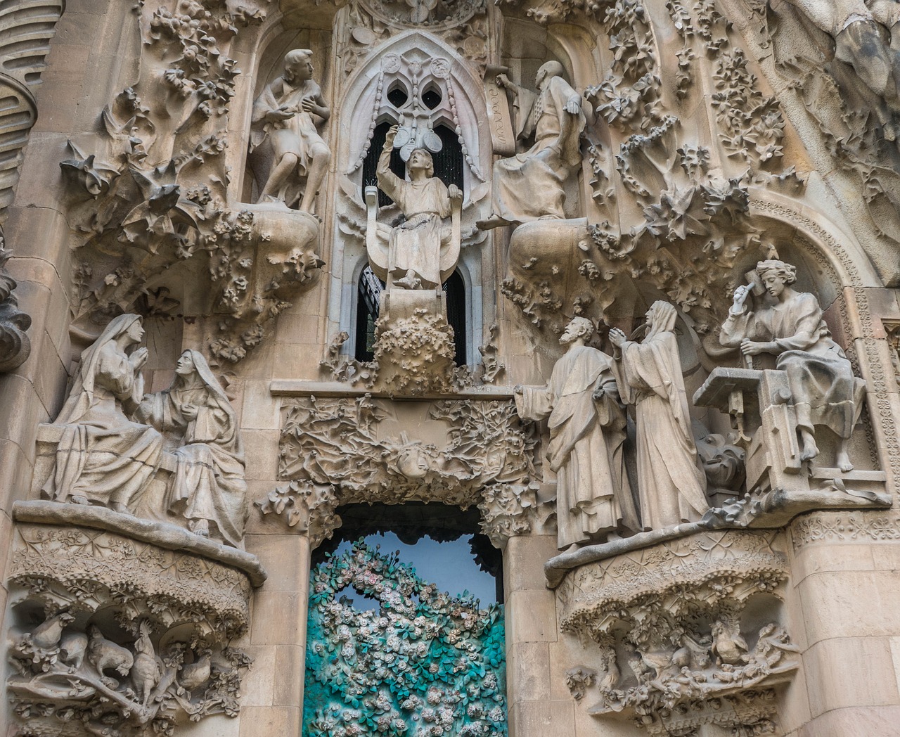 sagrada familia cathedral exterior free photo