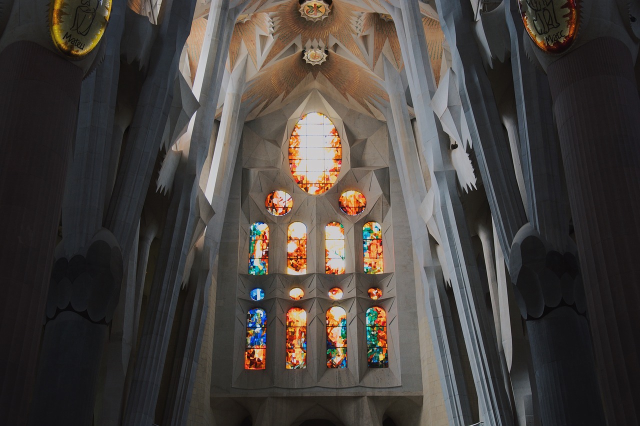 sagrada familia barcelona gaudi free photo