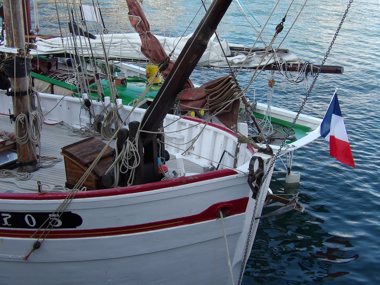 sailboat stern back free photo